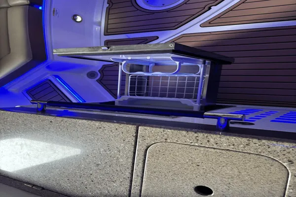 Sea Ray SLX 350 image