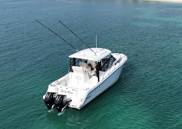 Boston Whaler 325 Conquest image