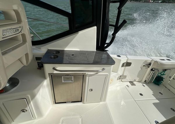 Boston Whaler 325 Conquest image