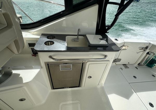 Boston Whaler 325 Conquest image