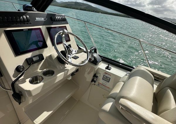 Boston Whaler 325 Conquest image