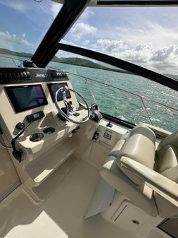 Boston Whaler 325 Conquest image