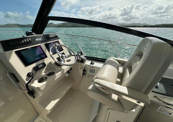 Boston Whaler 325 Conquest image