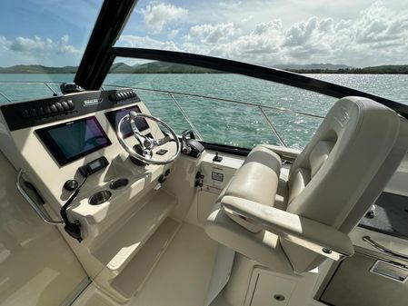 Boston Whaler 325 Conquest image