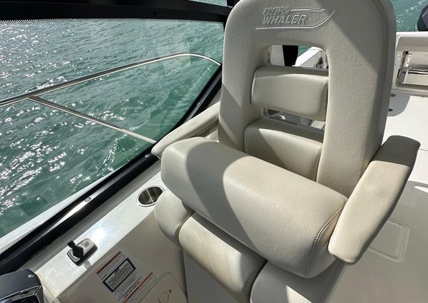 Boston Whaler 325 Conquest image