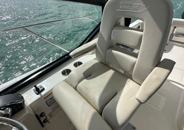 Boston Whaler 325 Conquest image