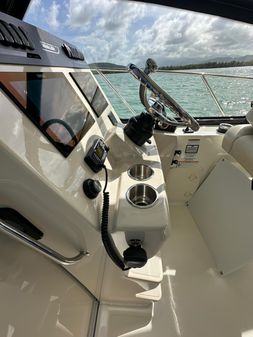 Boston Whaler 325 Conquest image