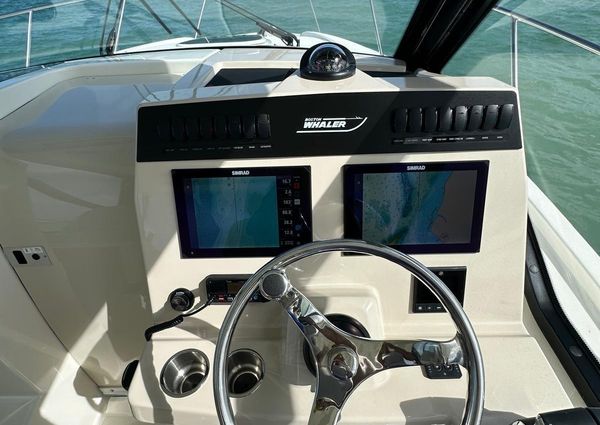 Boston Whaler 325 Conquest image