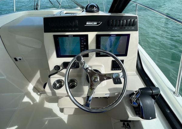 Boston Whaler 325 Conquest image