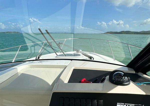 Boston Whaler 325 Conquest image