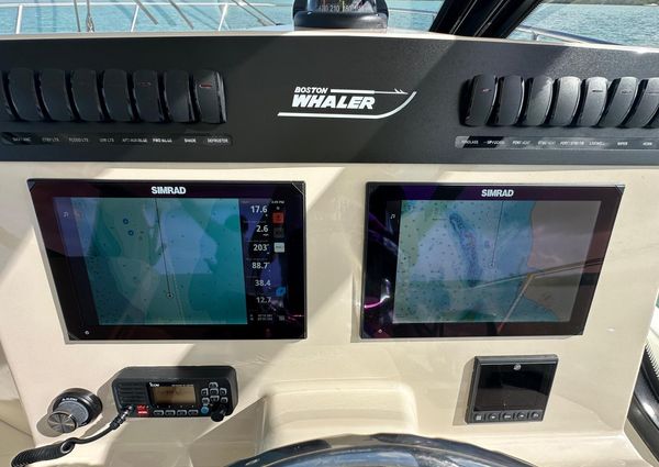 Boston Whaler 325 Conquest image