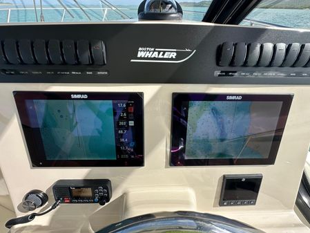 Boston Whaler 325 Conquest image