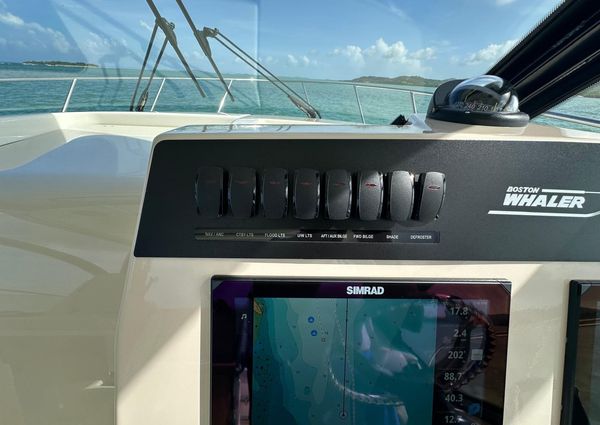 Boston Whaler 325 Conquest image