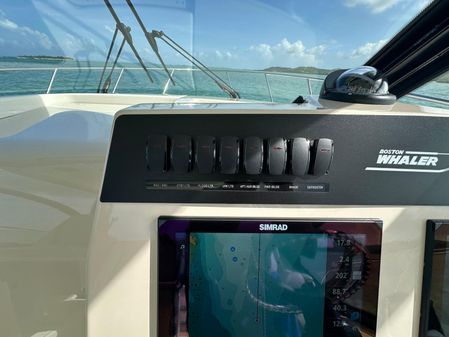 Boston Whaler 325 Conquest image