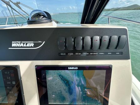 Boston Whaler 325 Conquest image