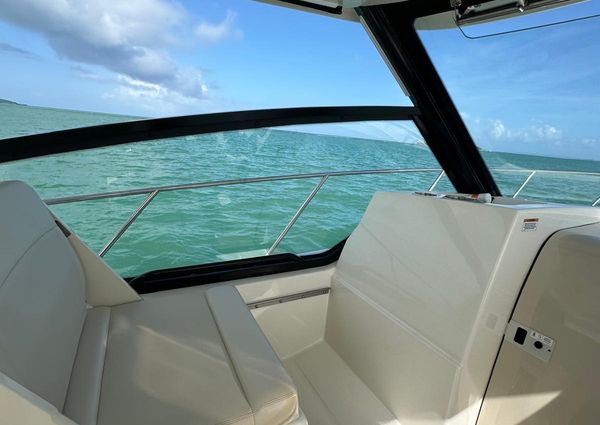 Boston Whaler 325 Conquest image