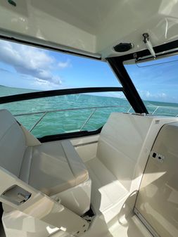 Boston Whaler 325 Conquest image