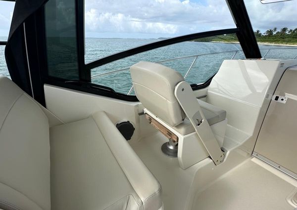 Boston Whaler 325 Conquest image