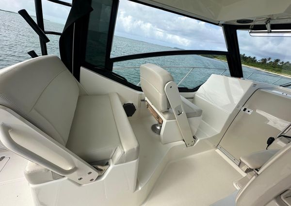 Boston Whaler 325 Conquest image