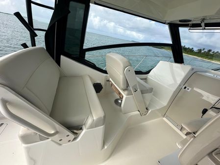 Boston Whaler 325 Conquest image