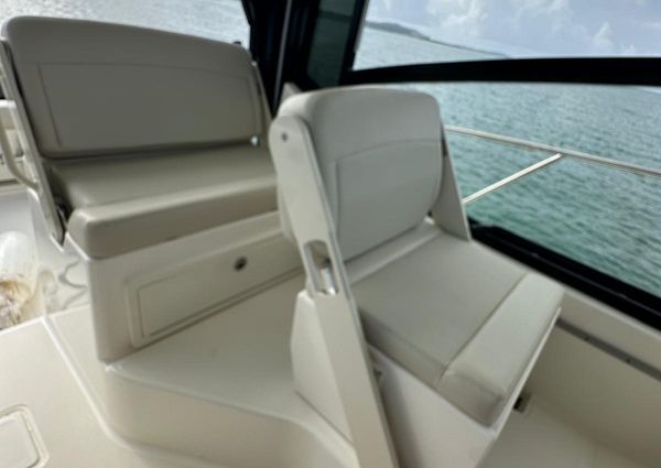 Boston Whaler 325 Conquest image