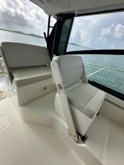 Boston Whaler 325 Conquest image