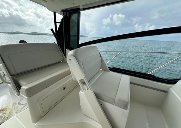 Boston Whaler 325 Conquest image