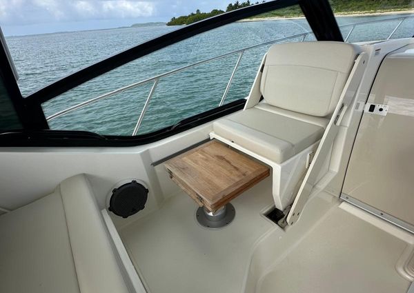 Boston Whaler 325 Conquest image