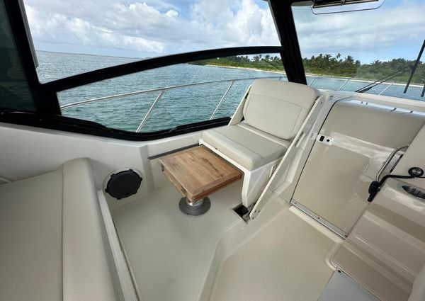 Boston Whaler 325 Conquest image