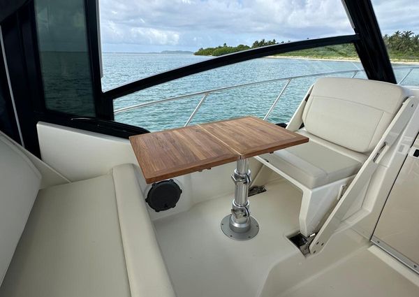 Boston Whaler 325 Conquest image