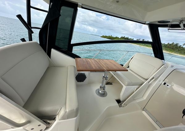 Boston Whaler 325 Conquest image