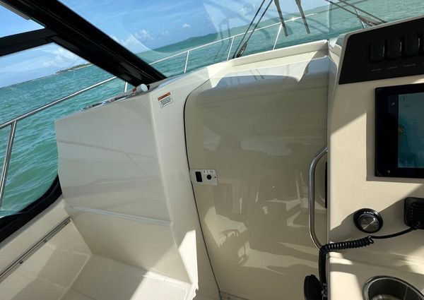 Boston Whaler 325 Conquest image