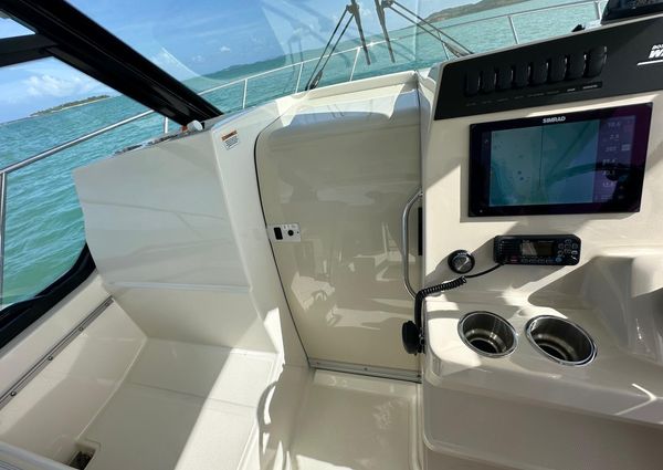 Boston Whaler 325 Conquest image