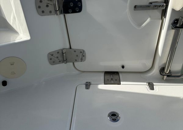 Boston Whaler 325 Conquest image