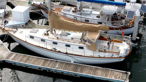 Cape Dory 330