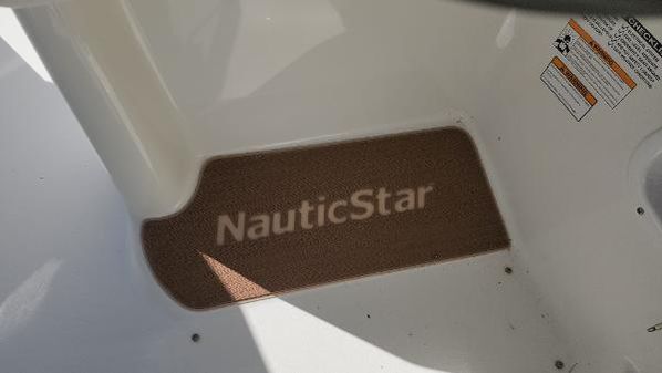 Nauticstar 243DC-SPORT-DECK image
