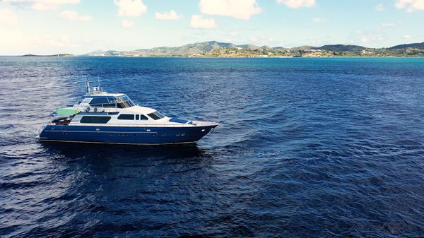 Horizon 82 Enclosed Flybridge