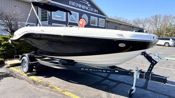 Bayliner Deckboat DX 2000 