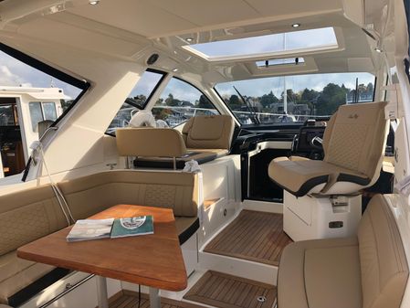 Sea Ray 350 Sundancer Coupe image