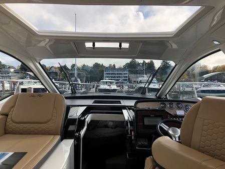 Sea Ray 350 Sundancer Coupe image