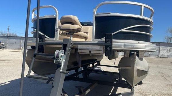 Sun Tracker Fishin' Barge 20 DLX