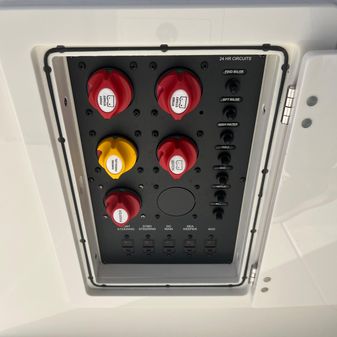 Cobia 330 DC image