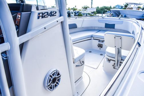 Robalo R242-EXPLORER image