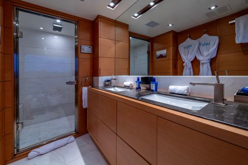 Benetti Classic 121 image