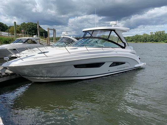 Regal 33 XO - main image