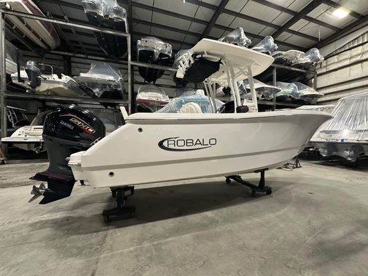 Robalo R230-CENTER-CONSOLE - main image