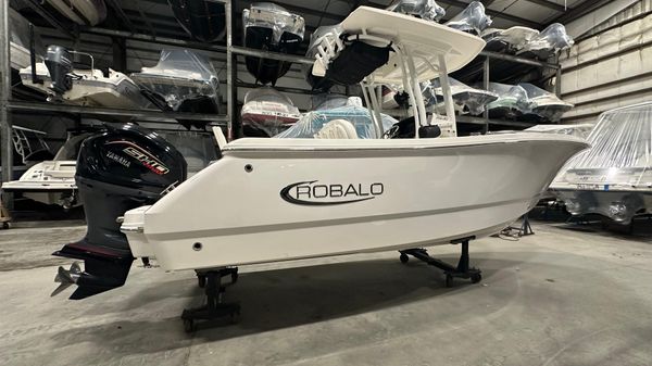 Robalo R230 Center Console