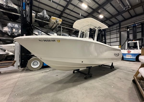 Robalo R230-CENTER-CONSOLE image