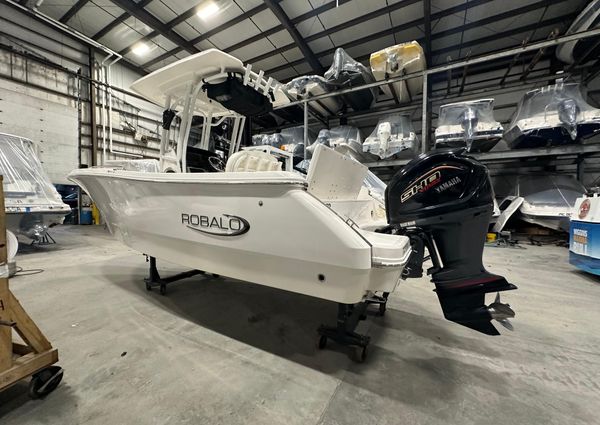 Robalo R230-CENTER-CONSOLE image