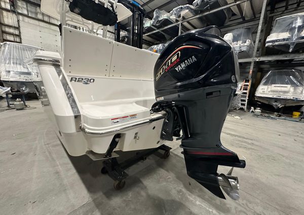 Robalo R230-CENTER-CONSOLE image